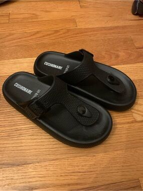 Cushionaire Flo Women's Black Thong Sandals